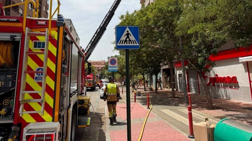 Dos hombres trasladados al hospital tras un incendio en un edificio de Murcia