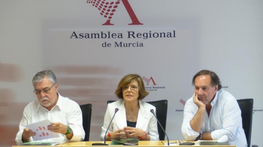 Escribano, a la izquierda, presentando un estudio del CEMOP (foto: Asamblea Regional)