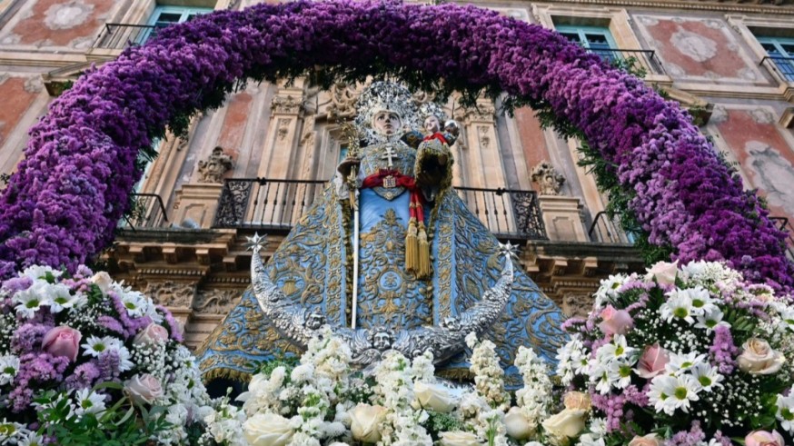 Vigilancia para que no se lleven las flores del altar de la Morenica