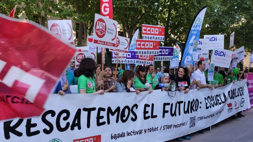 Un millar de personas exigen en Murcia que se reviertan los recortes en Educación