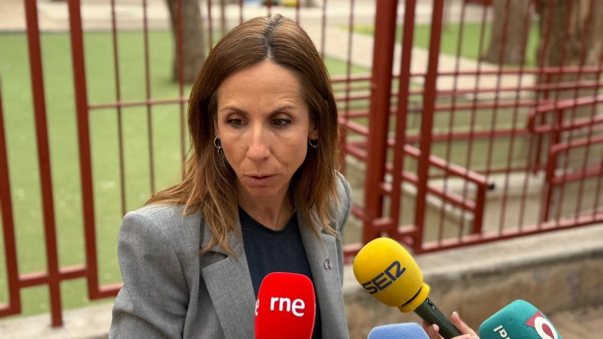 Denuncian la existencia de árboles sin podar en los colegios de Murcia