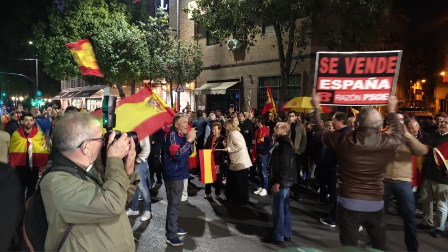 Medio millar de personas protesta ante la sede del PSOE en la Región contra la ley de amnistía