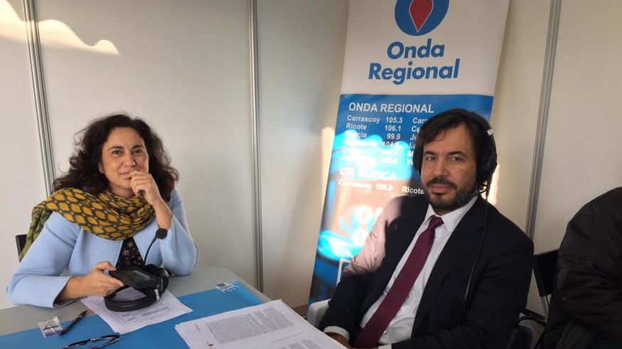 Marta Ferrero con Miguel Motas en el stand de Onda Regional en Secyt19