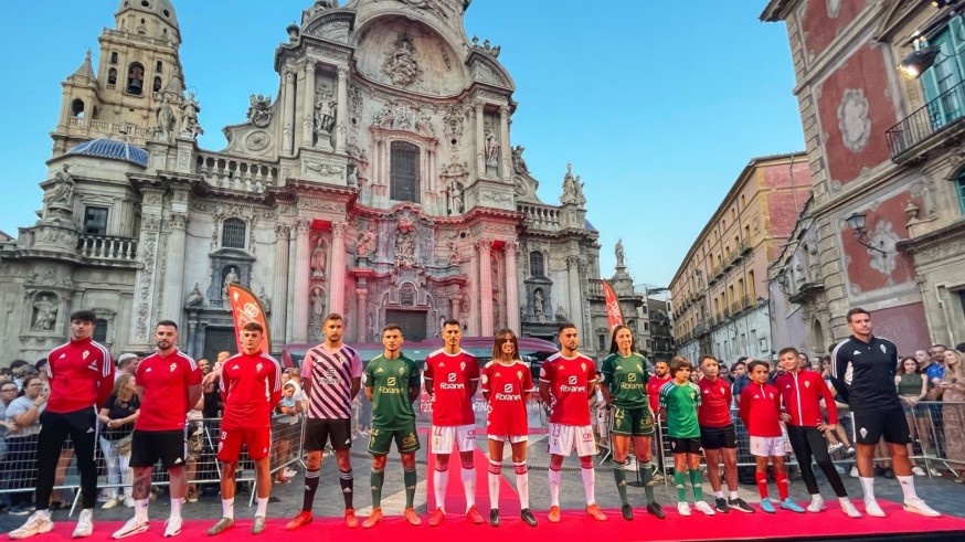 Adidas mantiene la esencia en la camiseta de un Real Murcia que ficha a Loren Burón