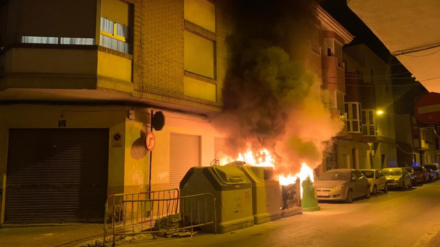 Evacúan varias viviendas tras un nuevo incendio de contenedores en Cieza