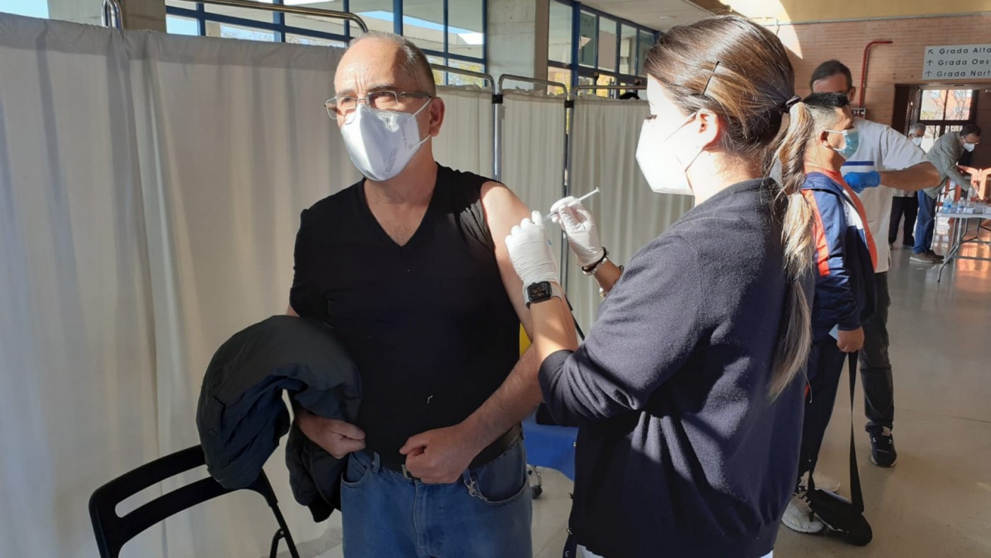Un hombre recibe la vacuna en Murcia
