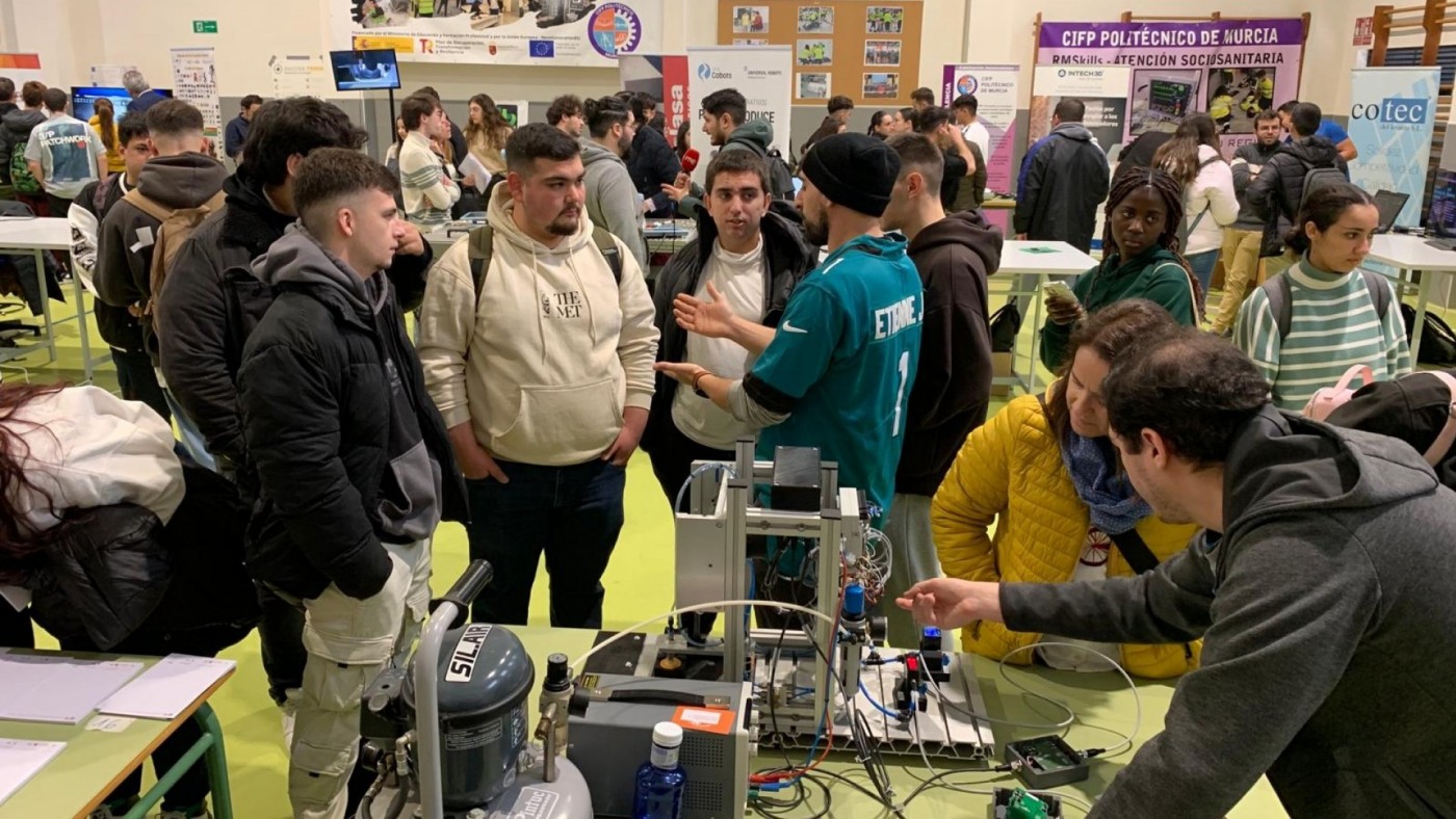 La III semana de la FP y el emprendimiento reúne a 23 empresas y 2.600 alumnos en el CIFP Politécnico de Murcia