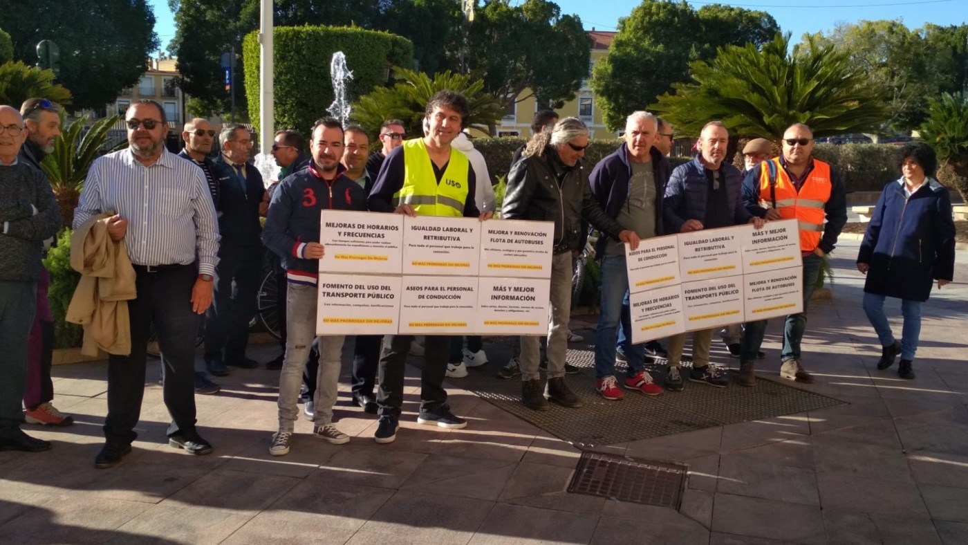 Trabajadores de Monbús se concentran para pedir mejoría de condiciones laborales 