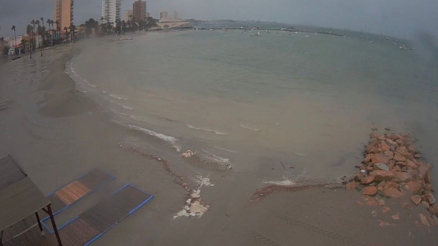 El barro de los arrastres de la lluvia llega al Mar Menor
