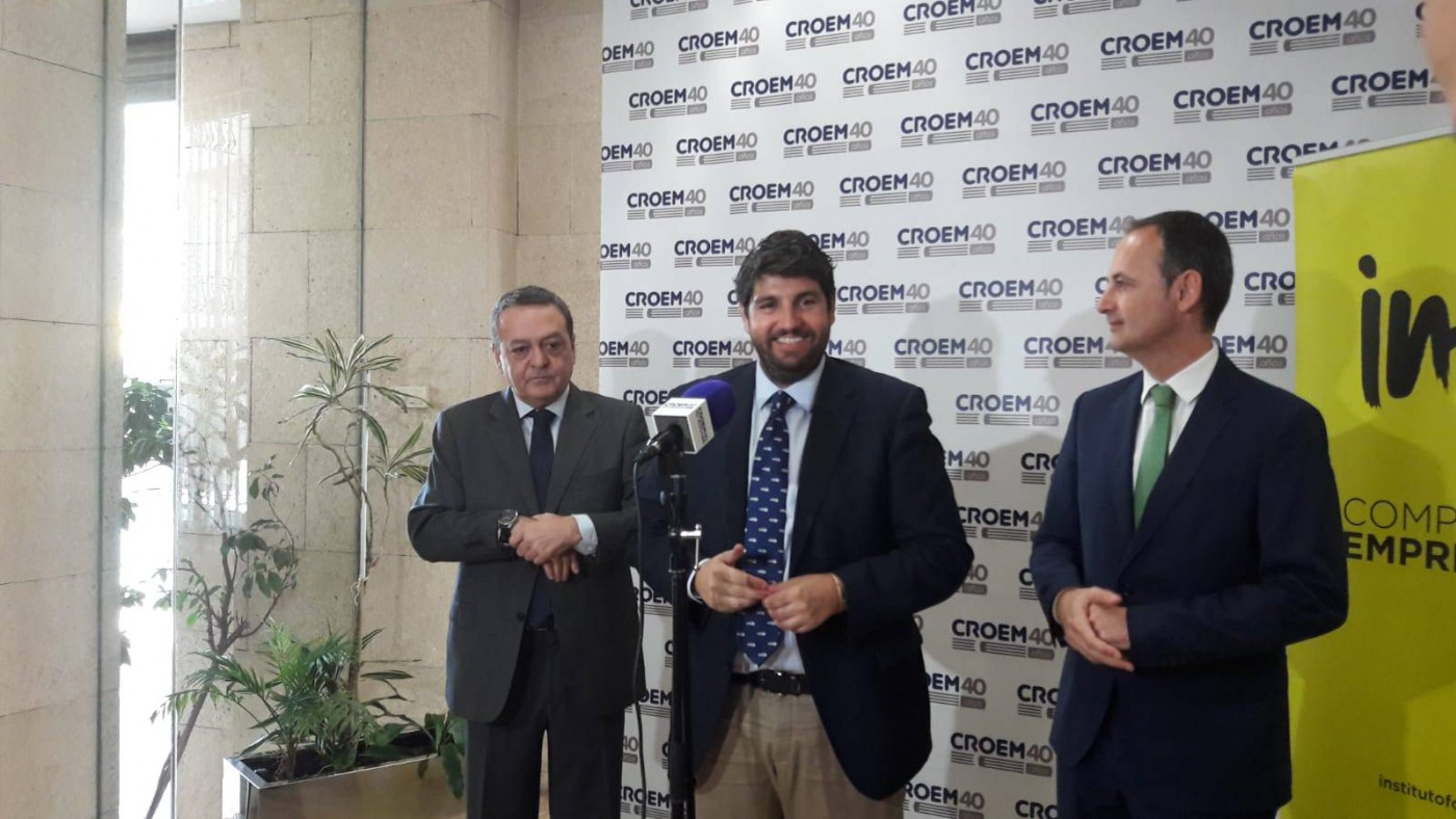 López Miras junto al presidente de la CROEM y el consejero de Empresa