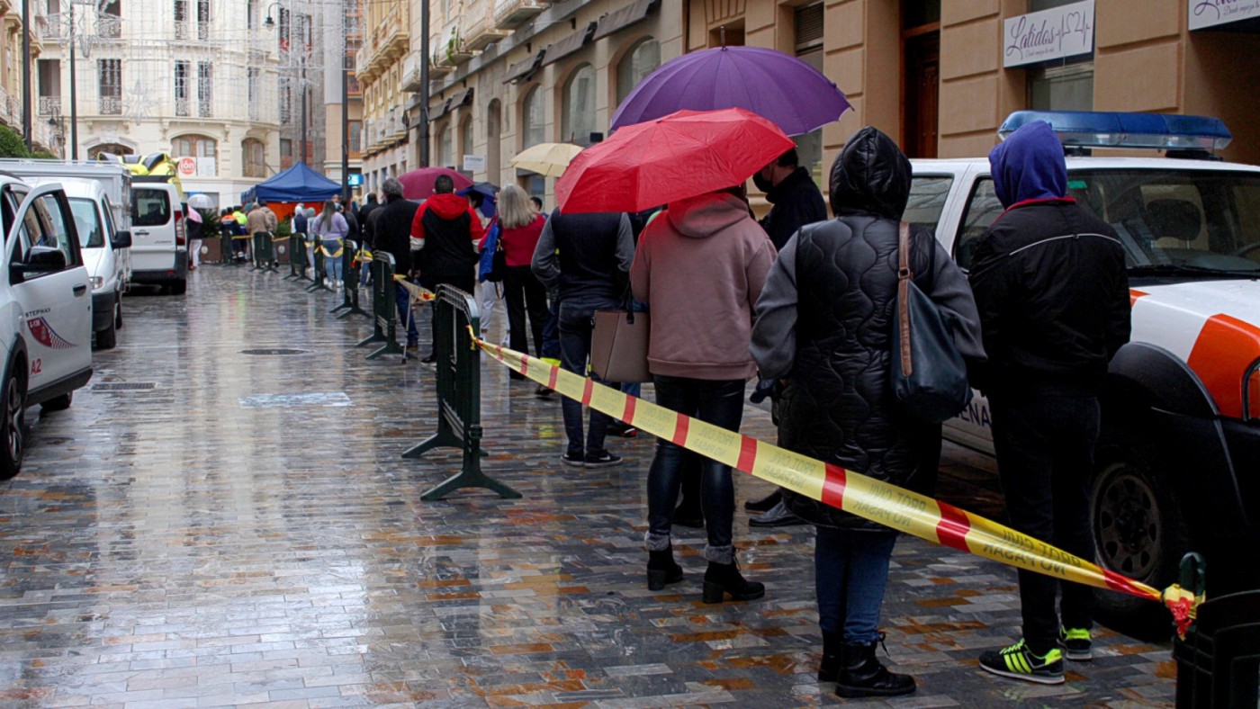 Cartageneros esperando vacunarse o hacerse el test de antígenos esta mañana. Foto: Ayto. de Cartagena