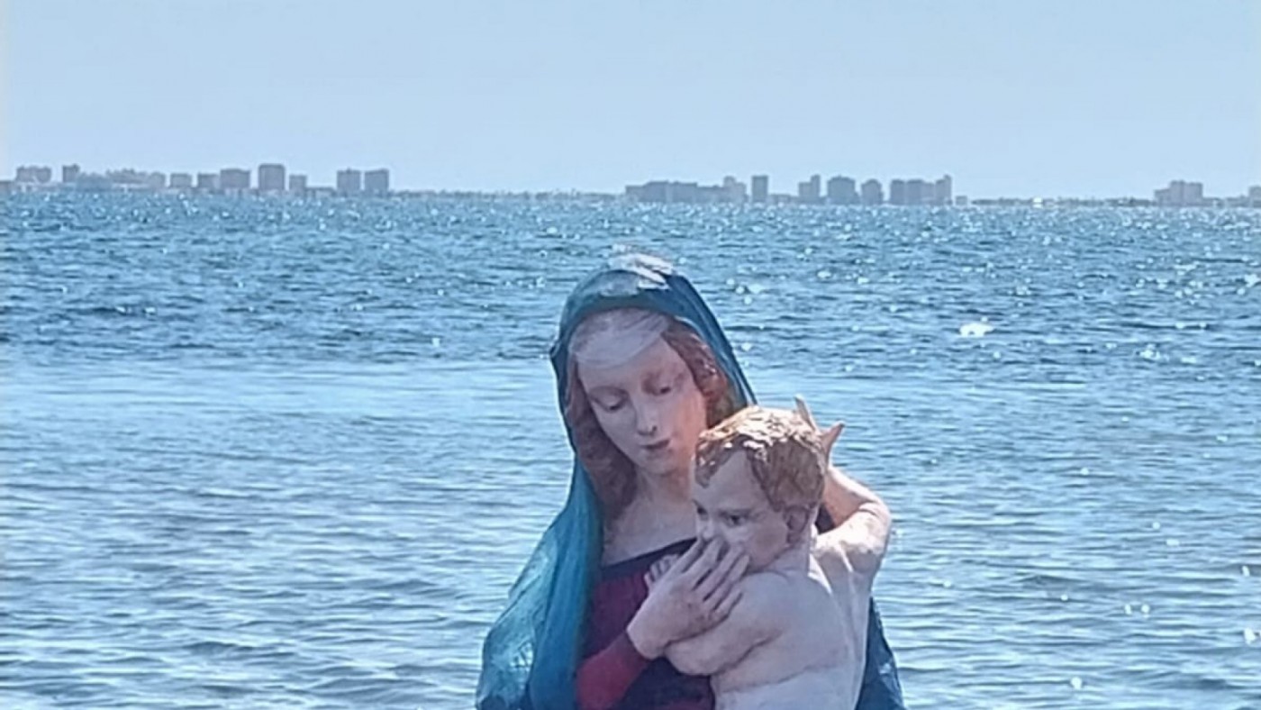 Depositan una Virgen biodegradable en el Mar Menor para denunciar su mal estado
