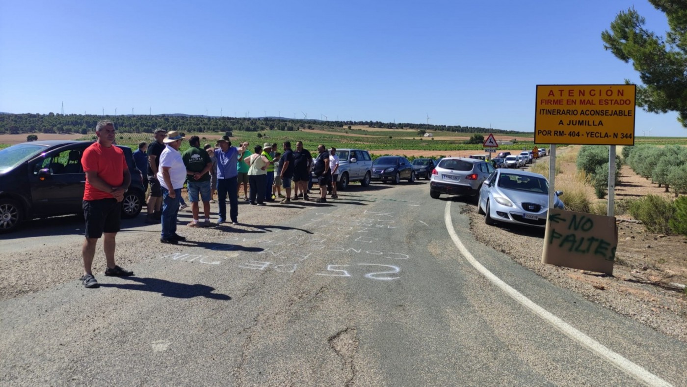 Protesta vecinal por los baches en la carretera Jumilla-Fuente Álamo