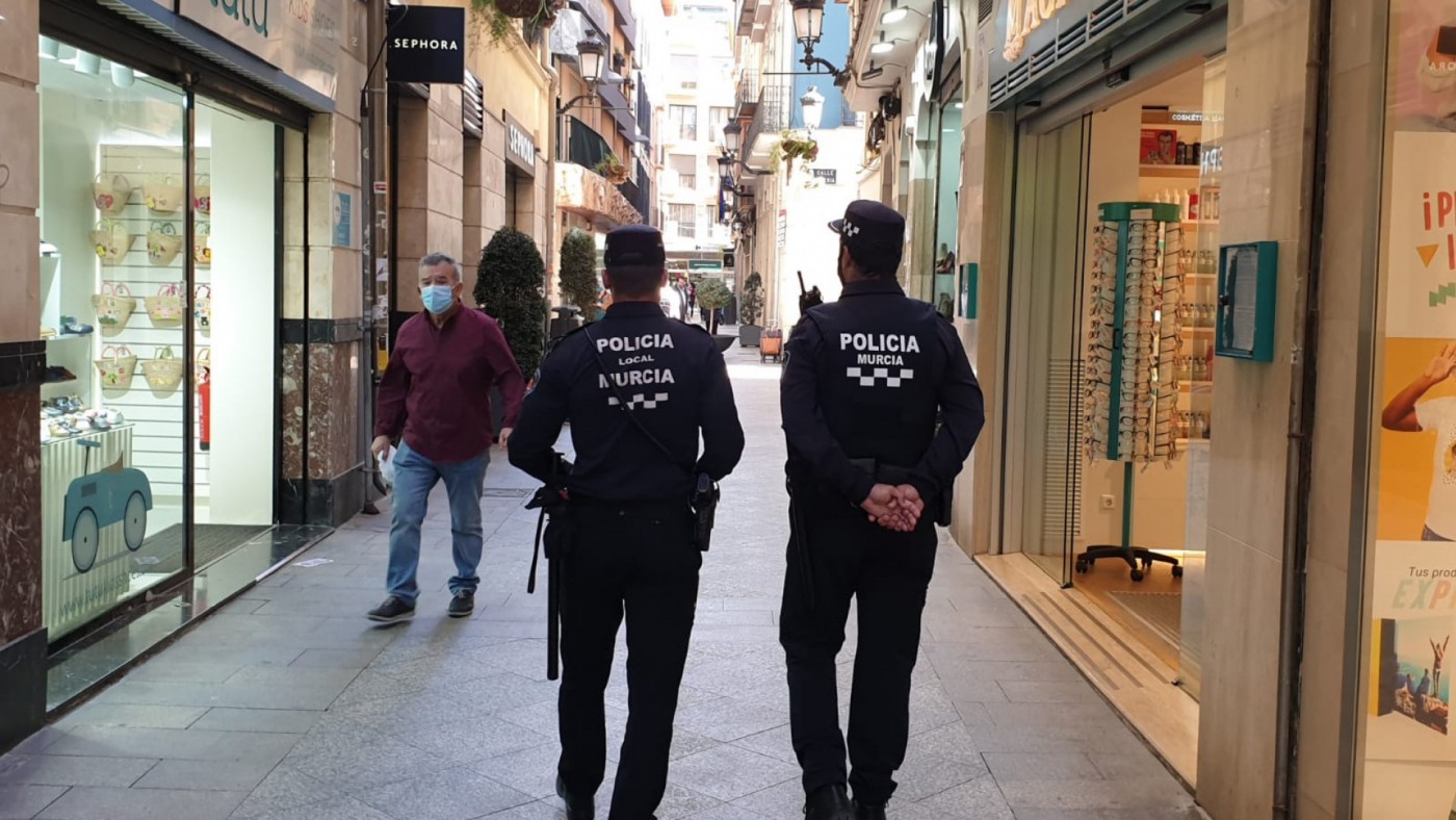 Patrulla policial por las calles de Murcia.