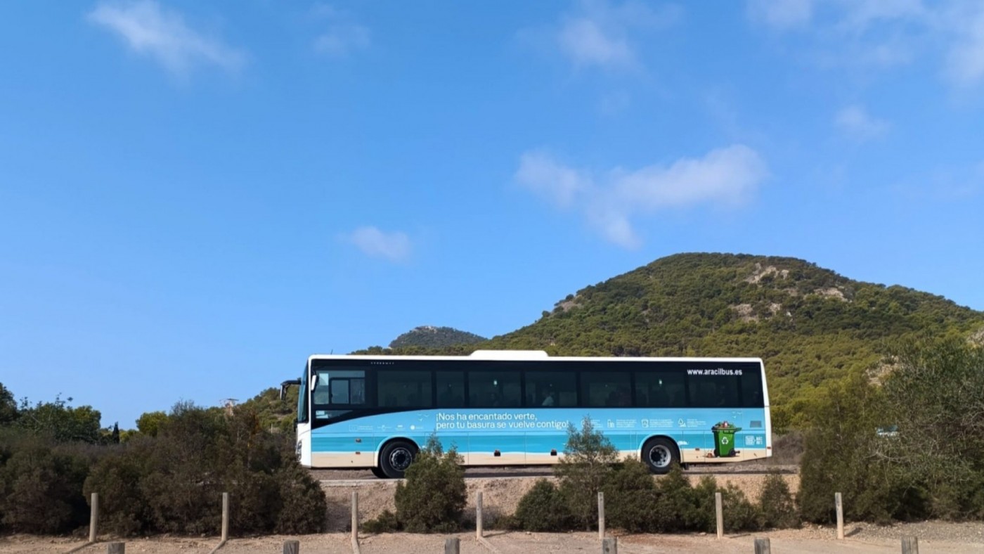 Calblanque activa este sábado el servicio de autobuses a sus playas hasta finales de agosto