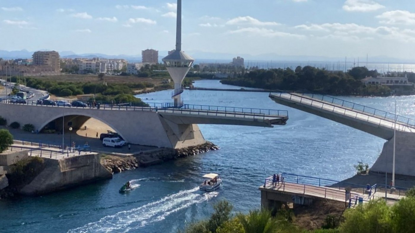 Una nueva avería del puente del Estacio causa grandes retenciones en La Manga 