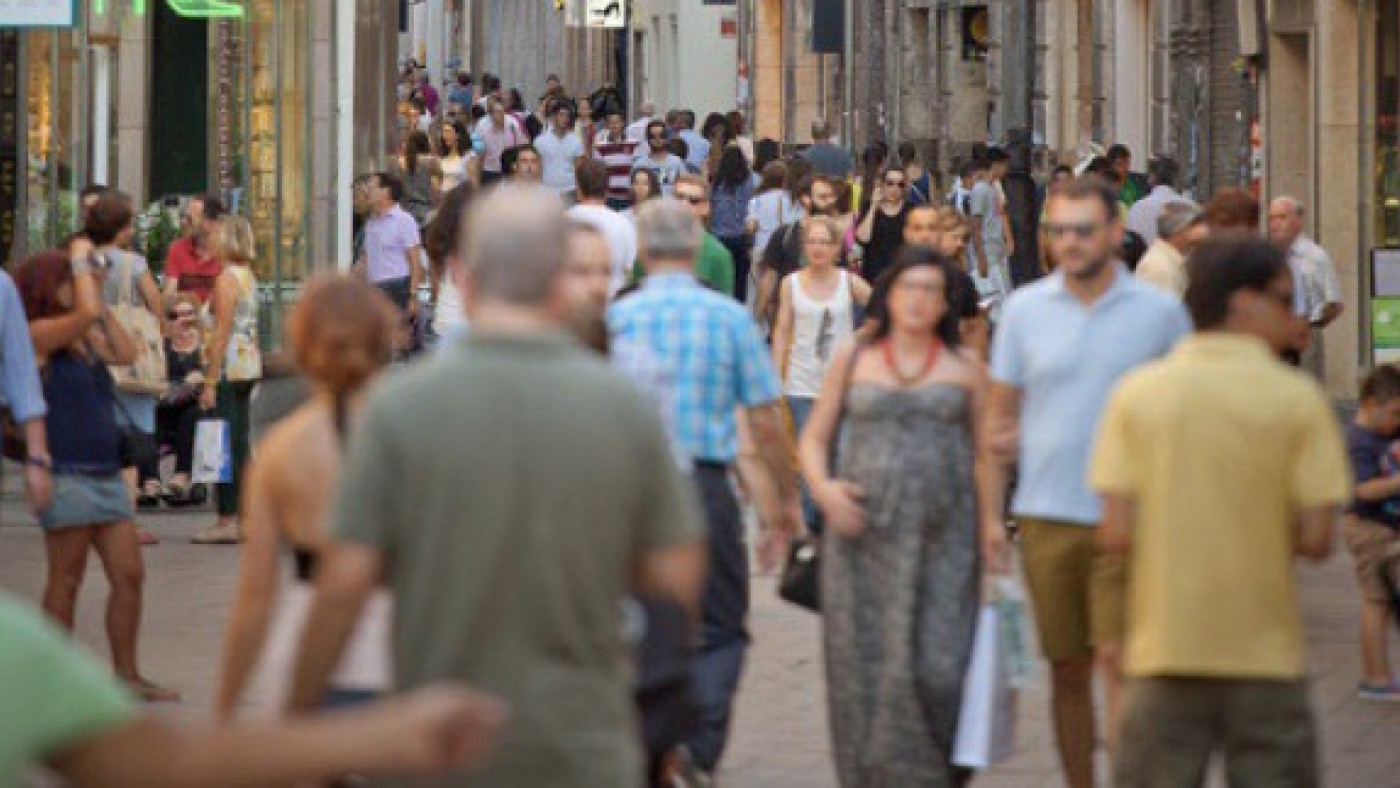 Gente paseando por las calles de Murcia.
