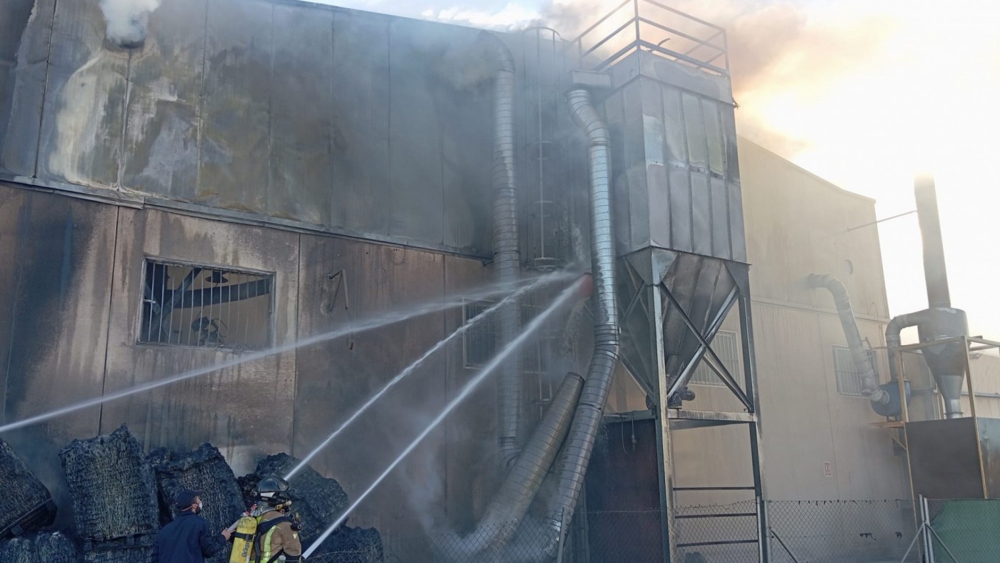 Incendio en una planta de reciclaje de neumáticos en Ceutí 