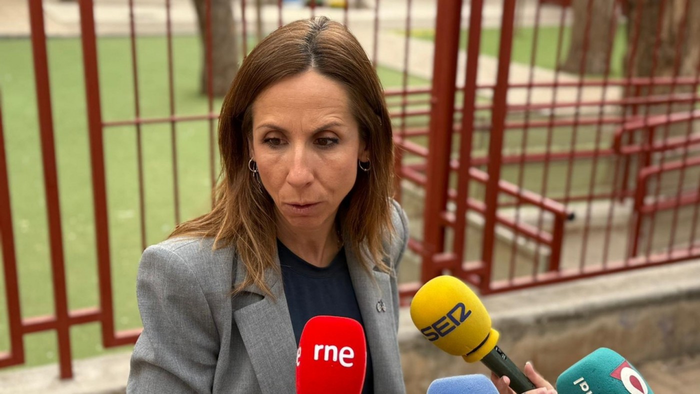 Denuncian la existencia de árboles sin podar en los colegios de Murcia