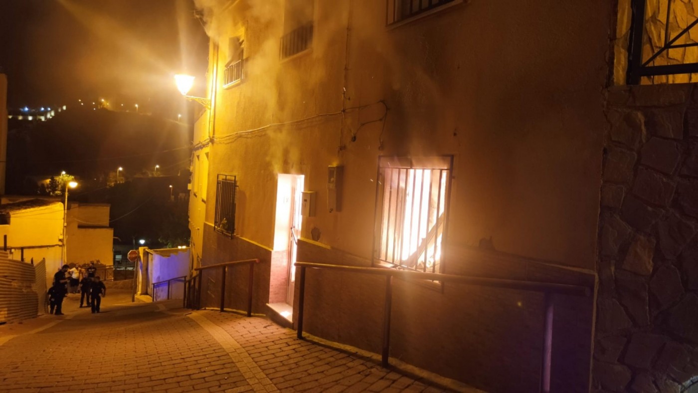 Realojados en un hotel de Lorca tras el incendio de su casa