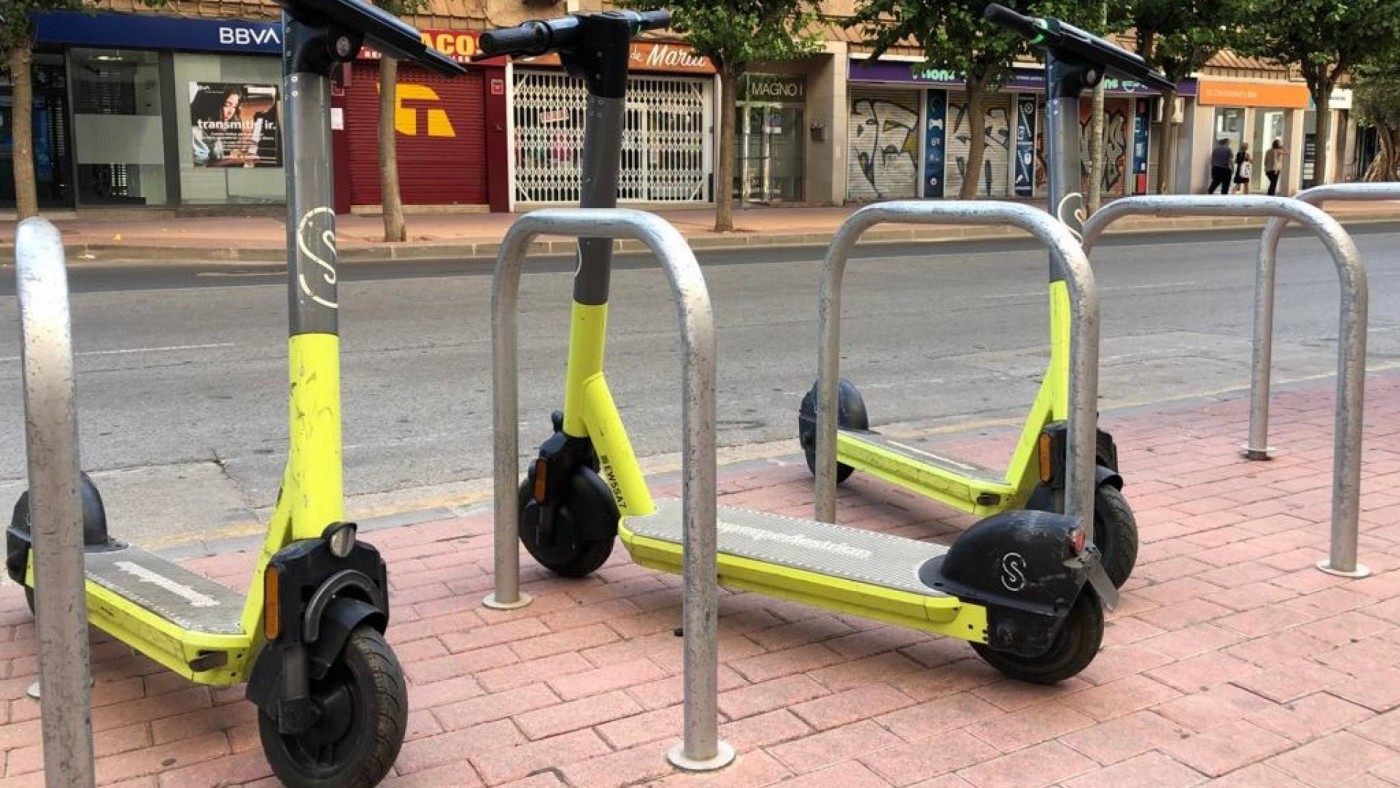 Una joven de 19 años herida grave al caer de su patinete en La Manga
