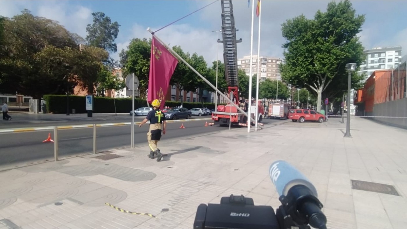 Derriban por accidente una bandera de la Región frente a la Asamblea Regional