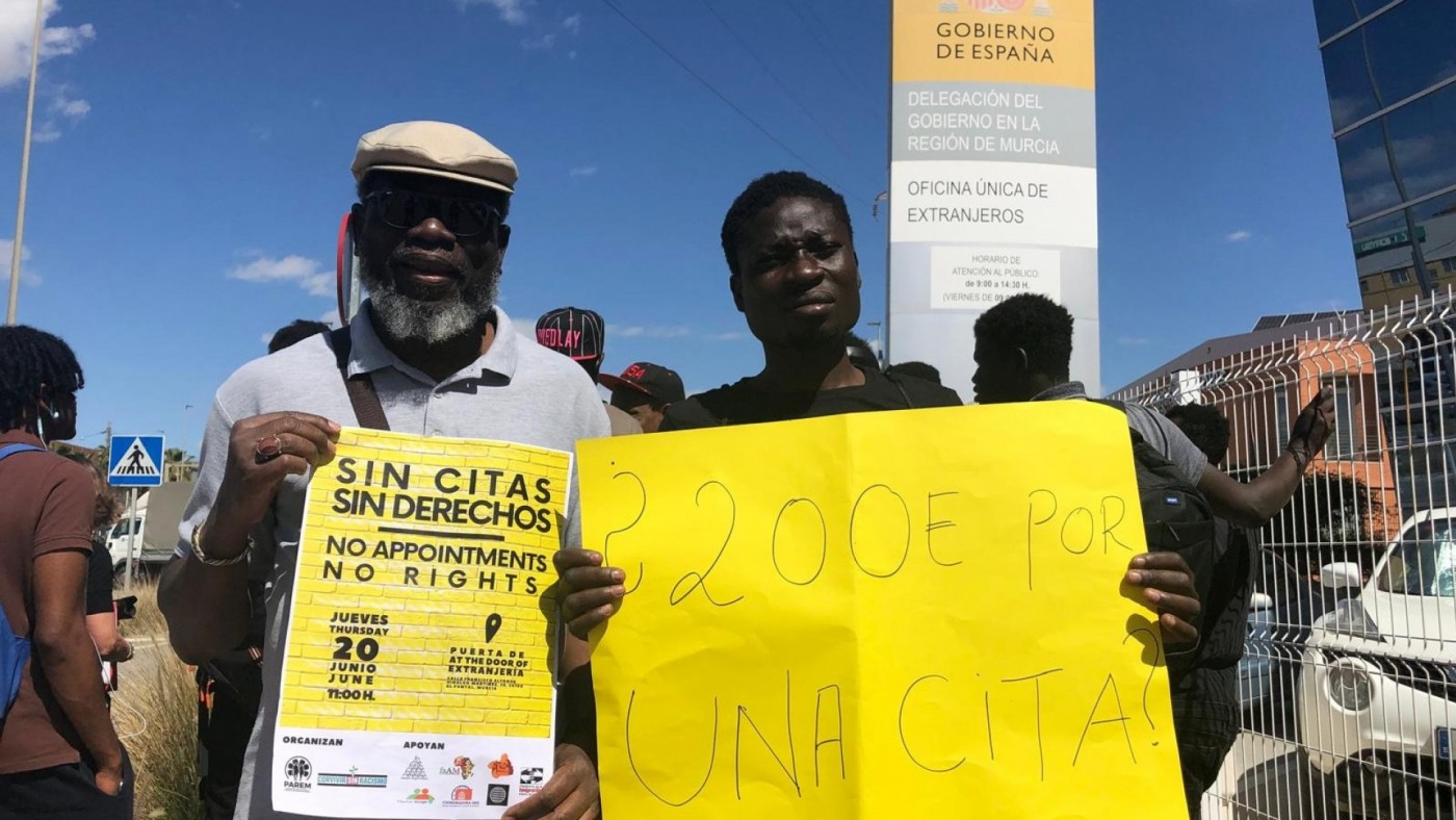 Concentración ante Extranjería para denunciar la falta de citas