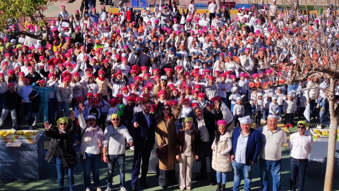 1.200 alumnos de Murcia participan en el 'pañuelo challenge' por el cáncer infantil