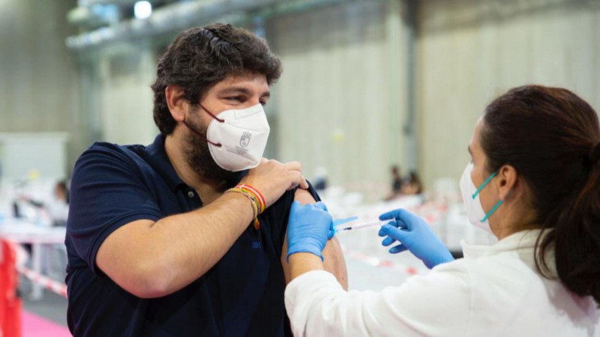 López Miras hace un llamamiento a la ciudadanía que aún no se ha vacunado para que lo haga