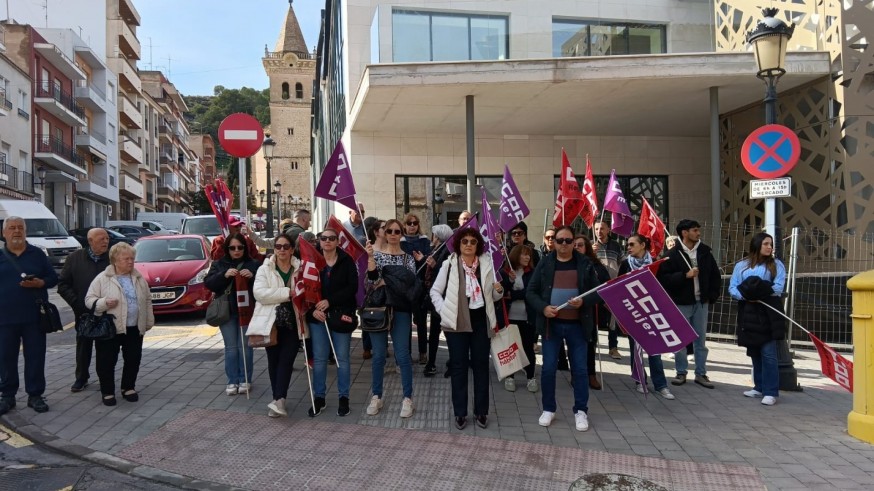 Las limpiadoras de los edificios municipales de Yecla reclaman los sueldos atrasados