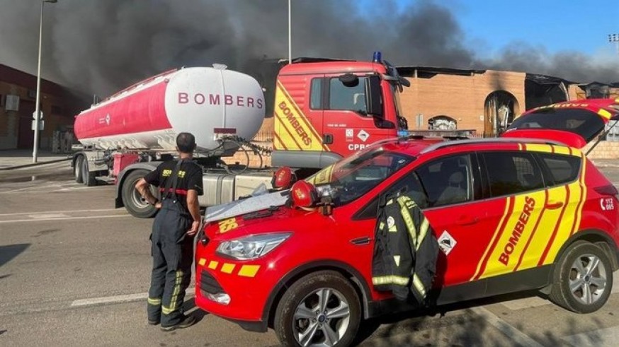 Un incendio industrial afecta a varias naves en Vinaròs