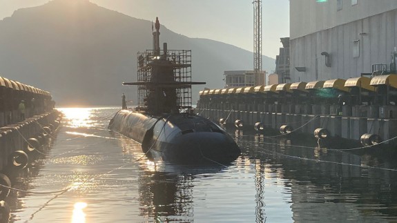 El submarino S-81 arranca su hélice para probar la propulsión y la línea de ejes en Navantia