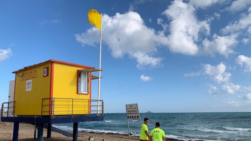 La bandera amarilla ondea este martes en diez playas de Cartagena, Águilas, Mazarrón y La Unión