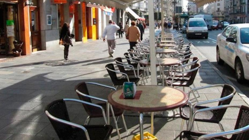 Mesas vacías en una terraza en Barcelona
