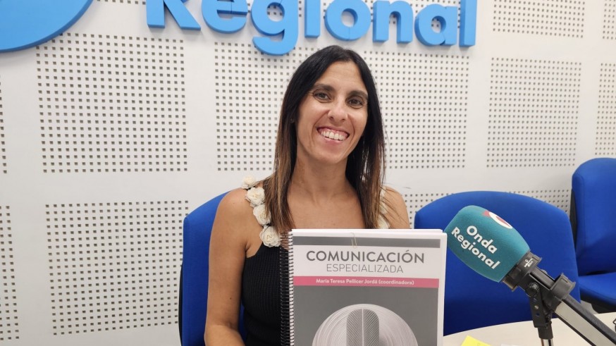 Maite Pellicer: "Hasta 19 temáticas de periodismo para que sea un manual práctico para los estudiantes"
