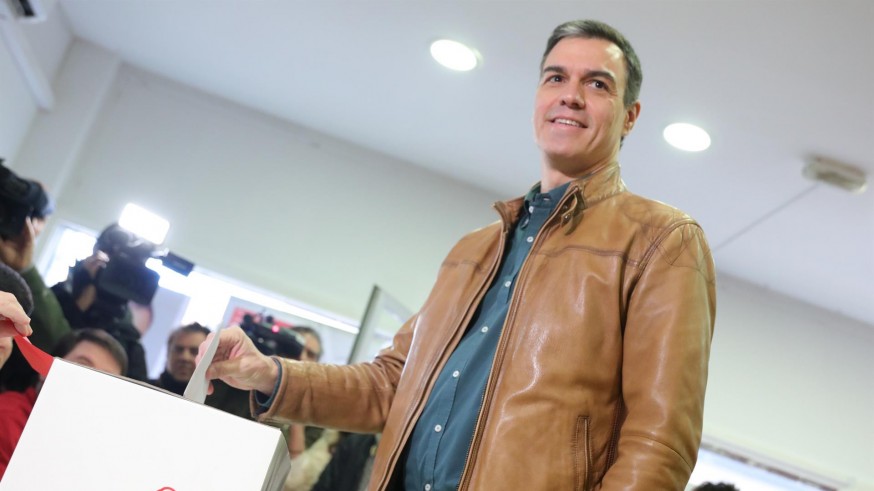 Pedro Sánchez vota en la consulta