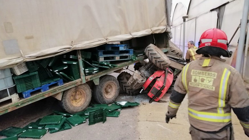 Rescatado el conductor de un tractor tras volcar en una explotación agrícola de San Javier