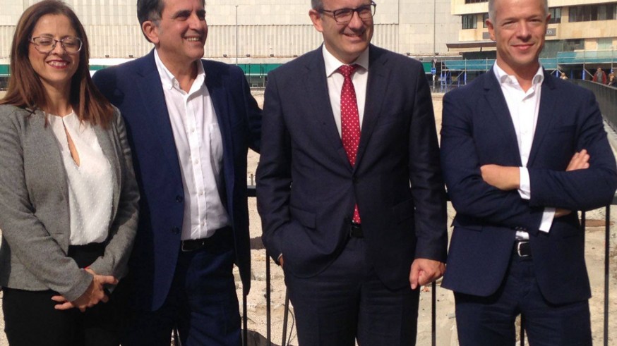 Ander Gil, primero por la derecha, junto al delegado del Gobierno