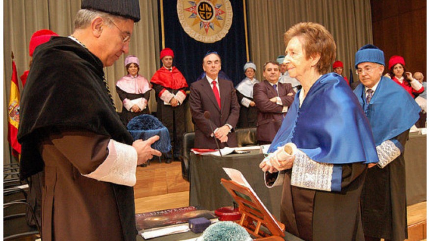 Margarita Salas recibe el doctorado honoris causa en la UNED (2011)