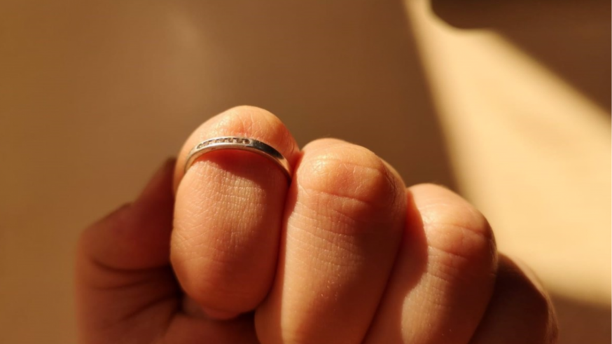 anillo de boda en una mano