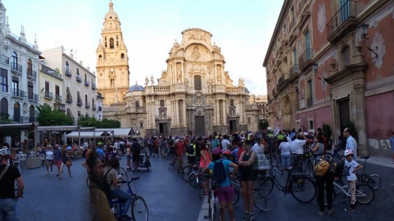 VIVA LA RADIO. "Murcia en Bici": Una calle donde no pasan coches, pasan cosas