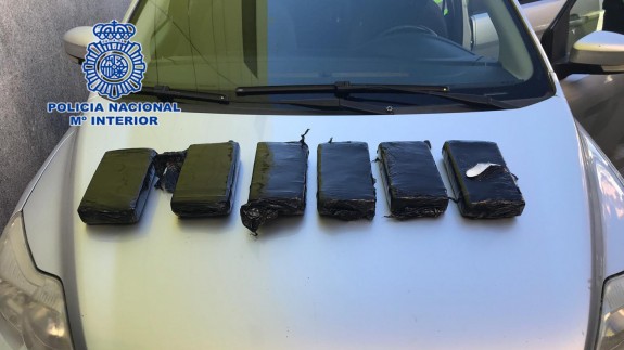 Fardos de cocaína hallados por la Policía en el coche