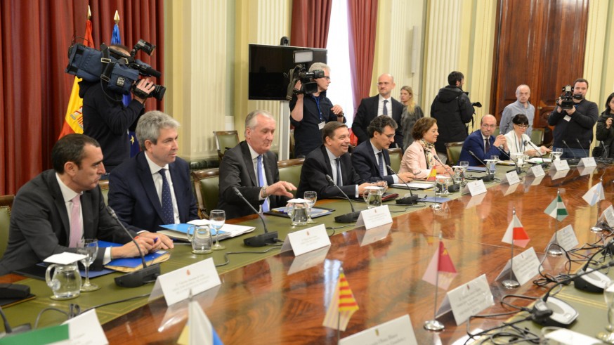 Reunión entre el ministro y los consejeros en Madrid. 