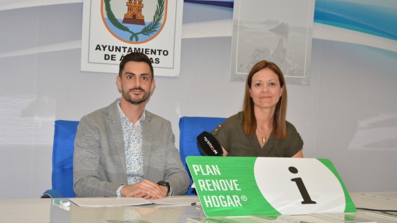 Dariem Caparrós junto a la Alcaldesa de Águilas, Mari Carmen Moreno