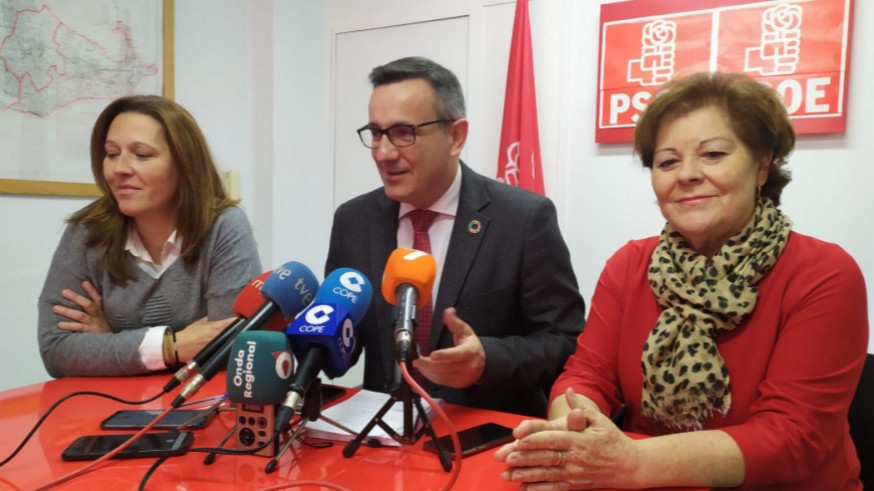 Diego Conesa, Lourdes Retuerto y Teresa Rosique en la sede del PSOE de Cartagena.ORM