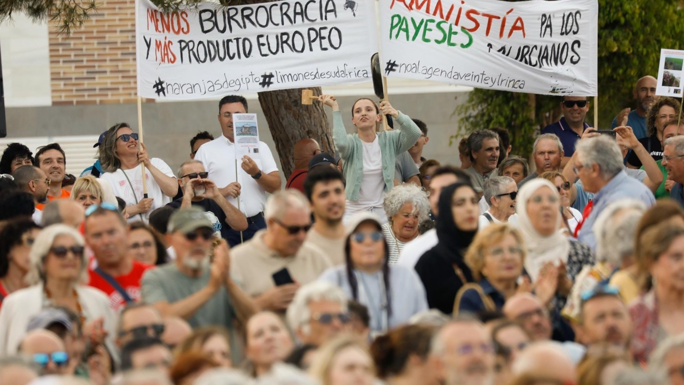 Una veintena de manifestantes abuchean y 'pitan' a Sánchez y Ribera durante su mitin en Los Alcázares