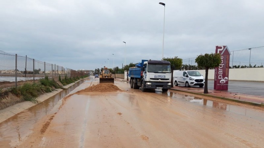Los servicios de mantenimiento trabajan en la carretera de El Mojón (S. Pedro del Pinatar).CARM