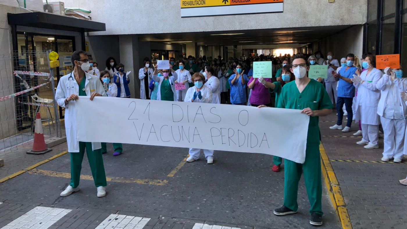 Protesta de sanitarios en el Rafael Méndez. ALFONSO MARTÍNEZ