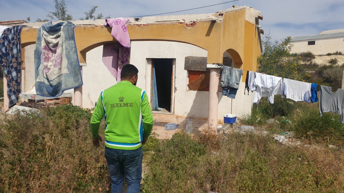 Uno de los temporeros en una de las casas que utiizan para vivir