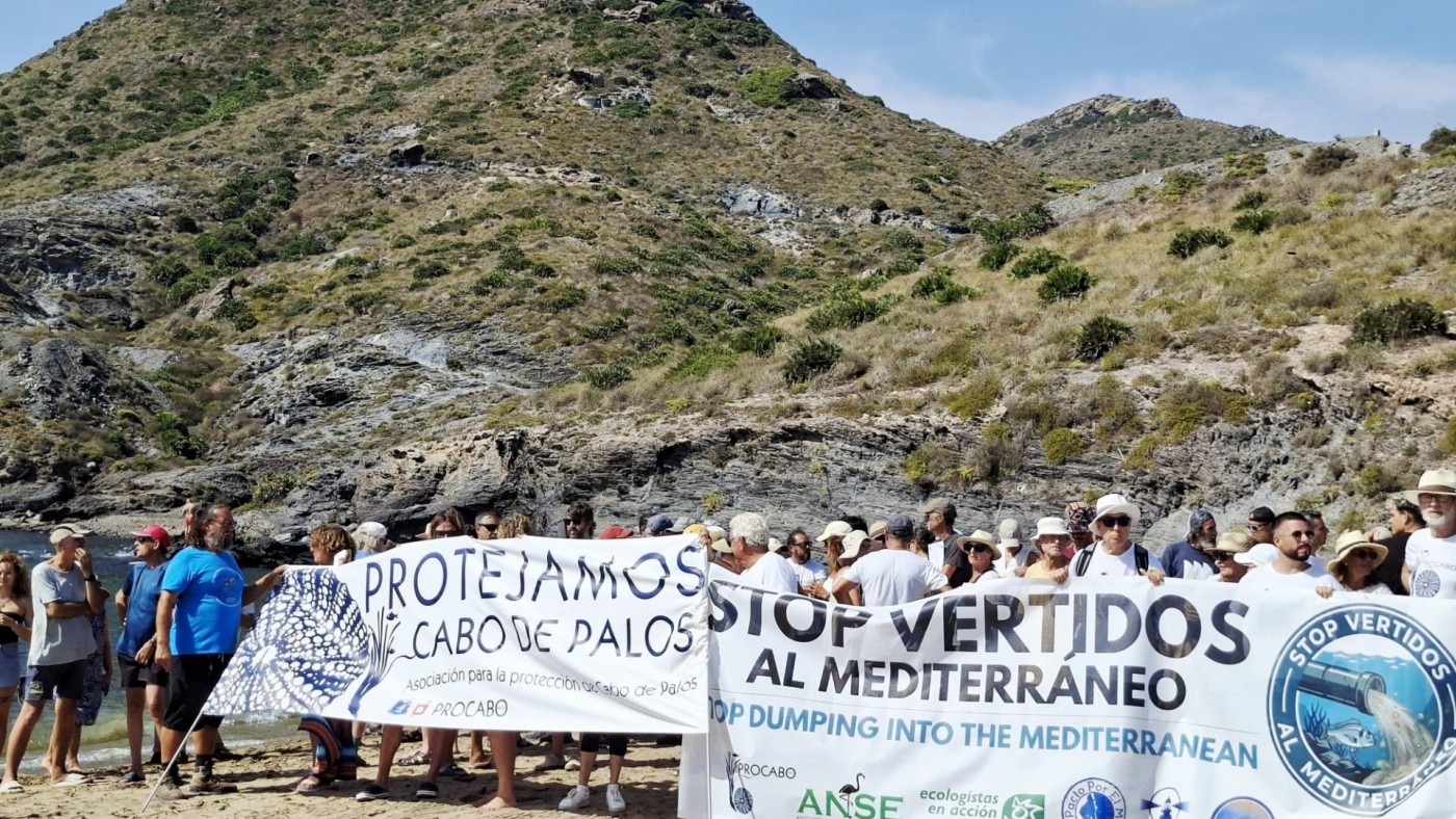 Vecinos y ecologistas protestan en Cala Reona contra los vertidos de la depuradora Mar Menor Sur